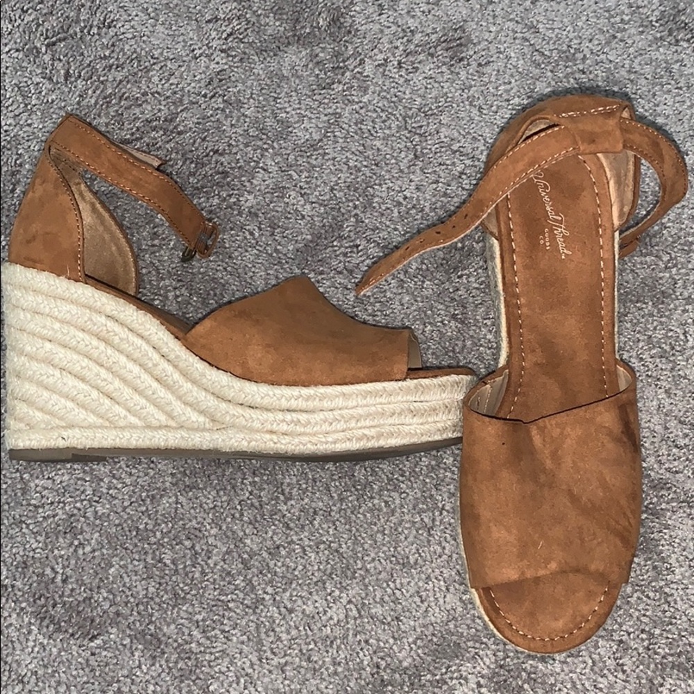 Universal thread brown wedges. Size 8.